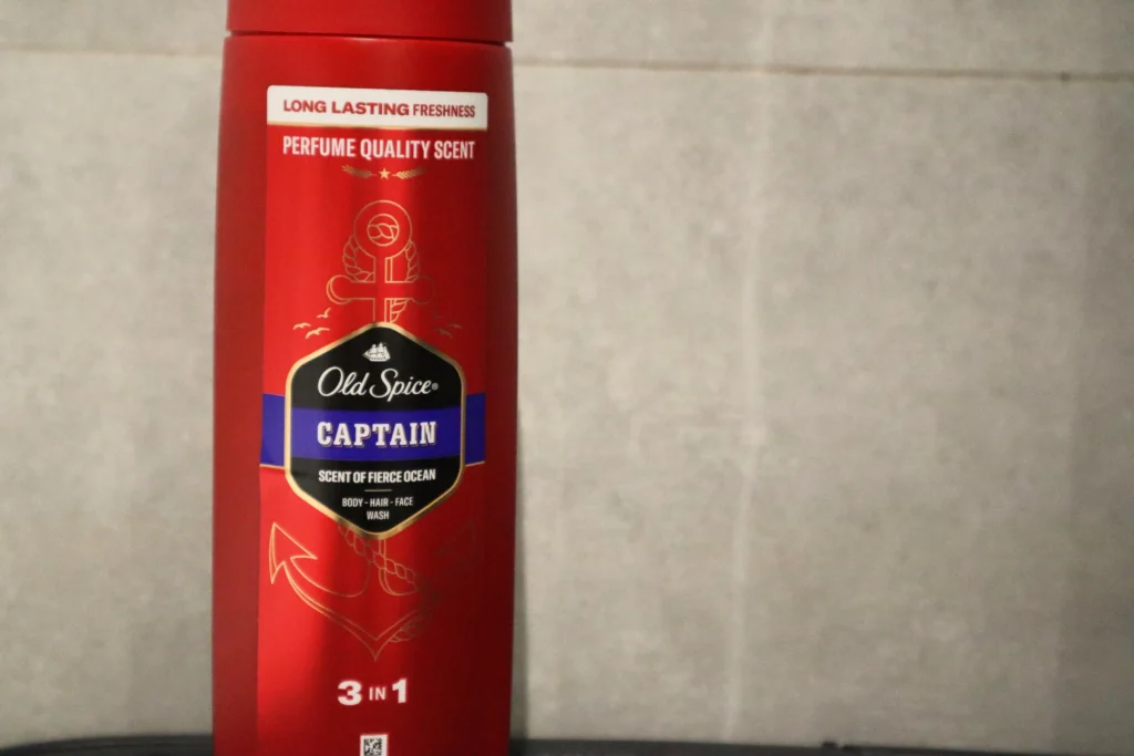 Old Spice Captain żel pod prysznic dla mężczyzn 3w1 na tle szarych płytek w łazience