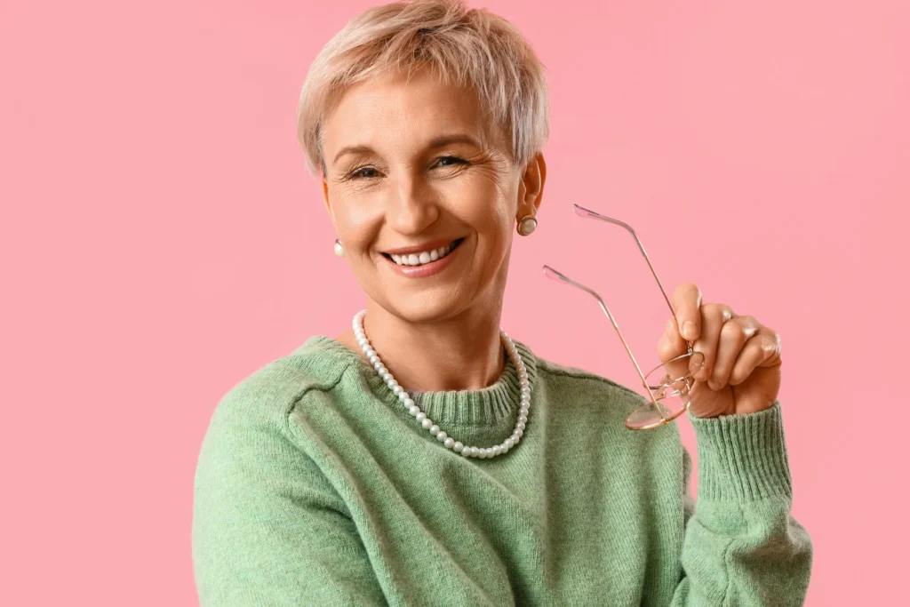Dojrzała kobieta z krótkimi blond włosami