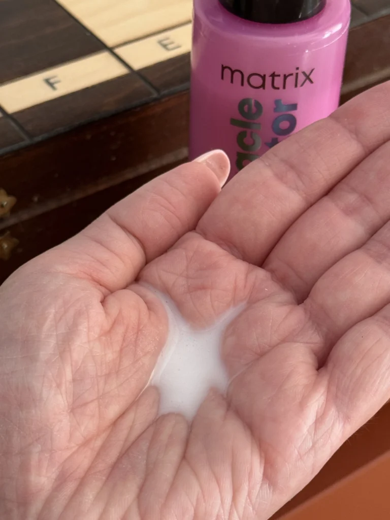 Konsystencja Matrix Miracle Creator 20w1 wielozadaniowa kuracja w sprayu na kobiecej dłoni