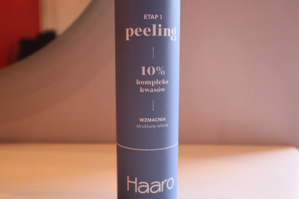 Haaro Peeling do skóry głowy na tle beżowej ściany