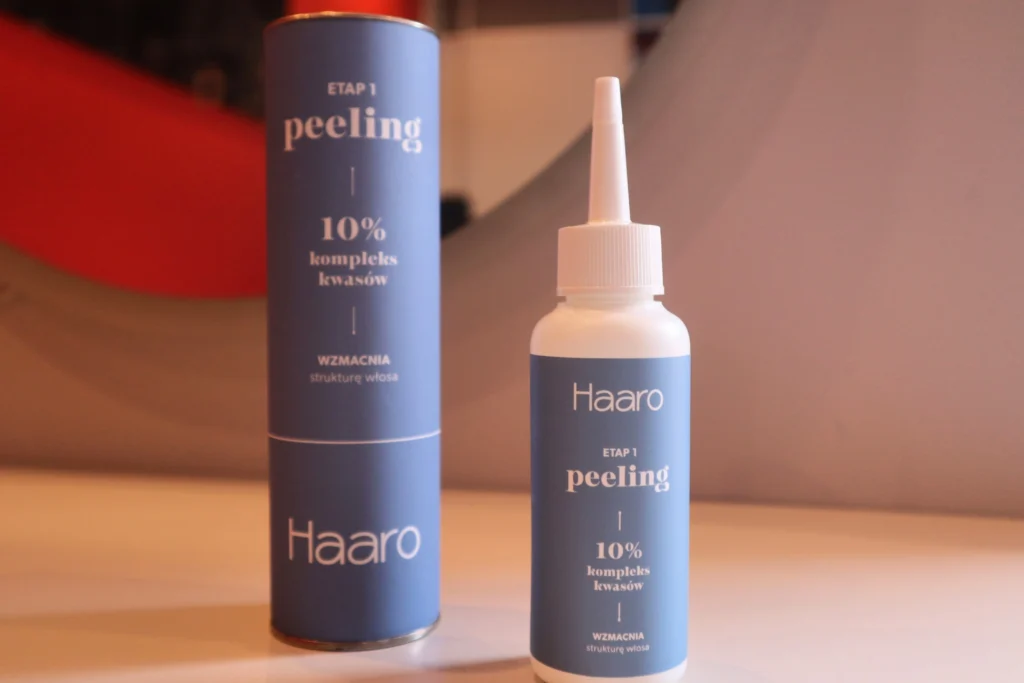 Haaro Peeling do skóry głowy obok papierowego opakowania
