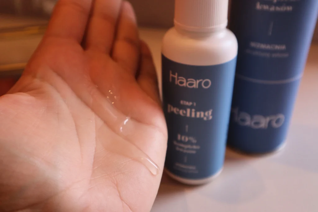 Haaro Peeling do skóry głowy - lejąca się konsystencja na dłoni