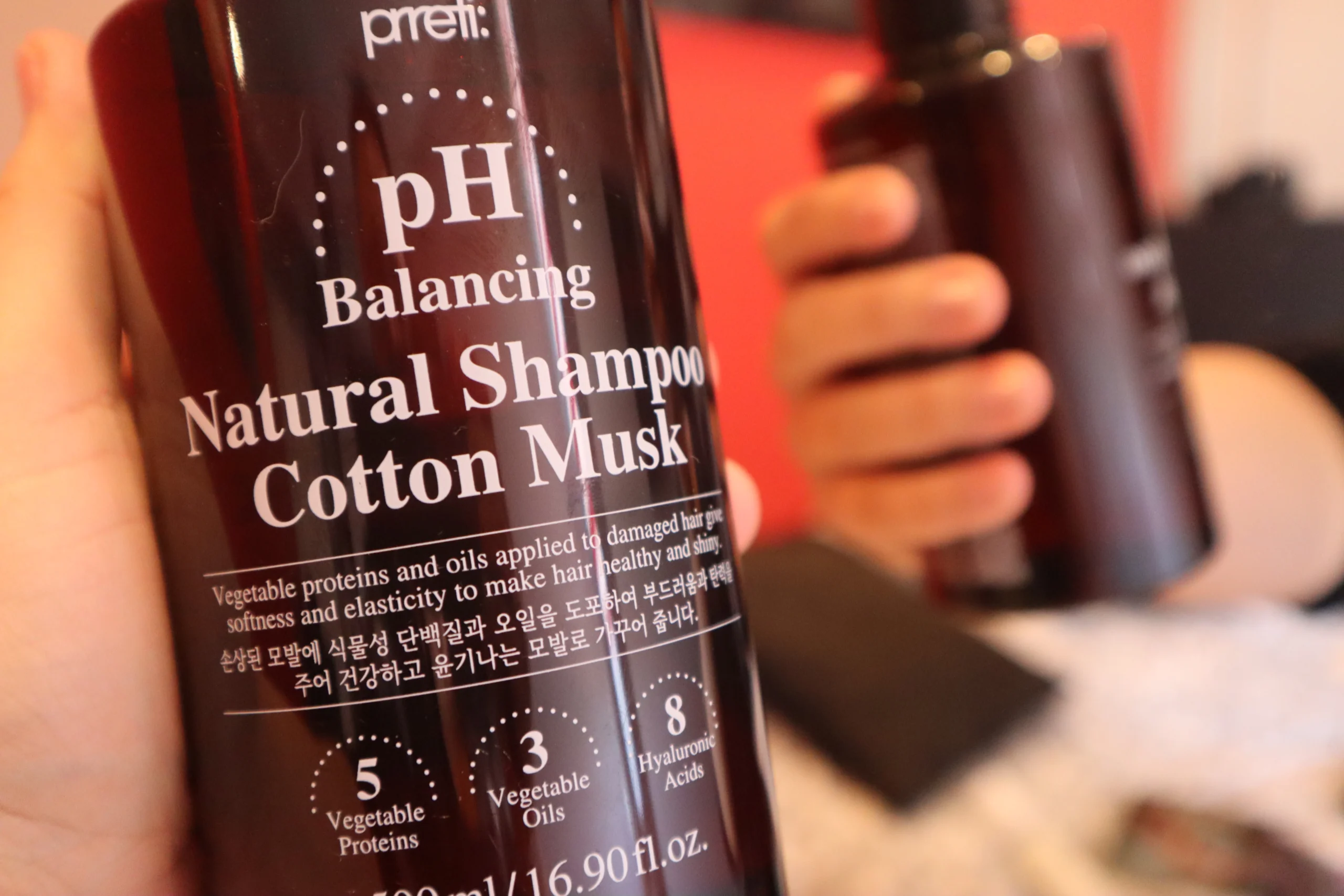 Prreti Cotton Musk szampon do włosów zniszczonych w kobiecej dłoni