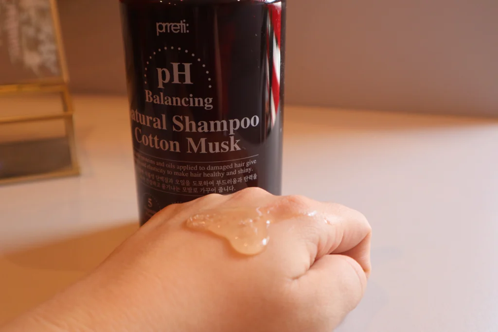 Prreti Cotton Musk szampon do włosów zniszczonych konsystencja na kobiecej dłoni
