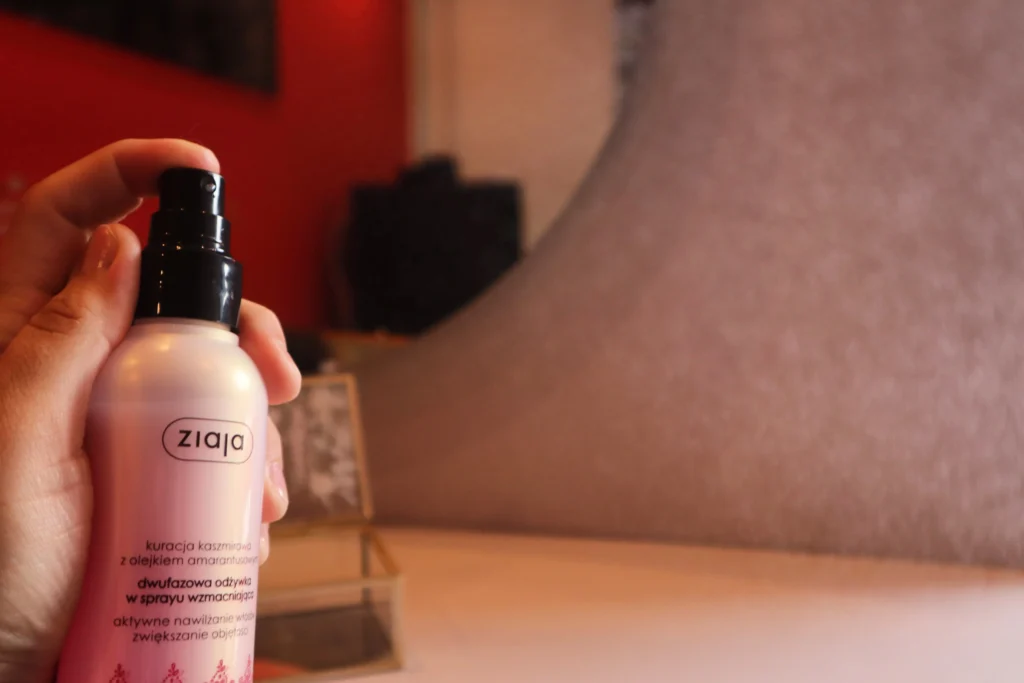 Ziaja Dwufazowa odżywka w spray'u wzmacniająca podczas aplikacji, po prawej drobinki odżywki w powietrzu