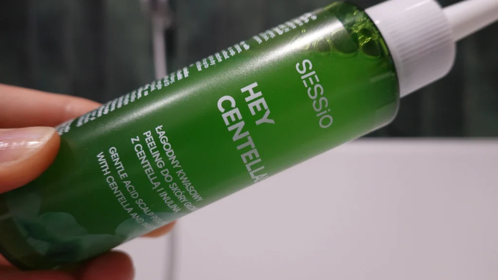 Sessio Hey Centella!łagodny kwasowy peeling do skóry głowy z Centellą i Inuliną trzymany przez kobiecą dłoń