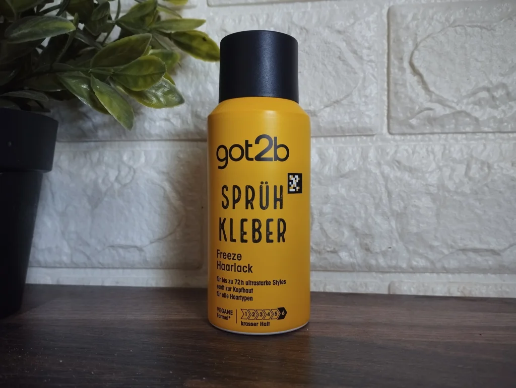 Lakier do włosów Got2b Glued Blasting Freeze stojący w pokoju na komodzie