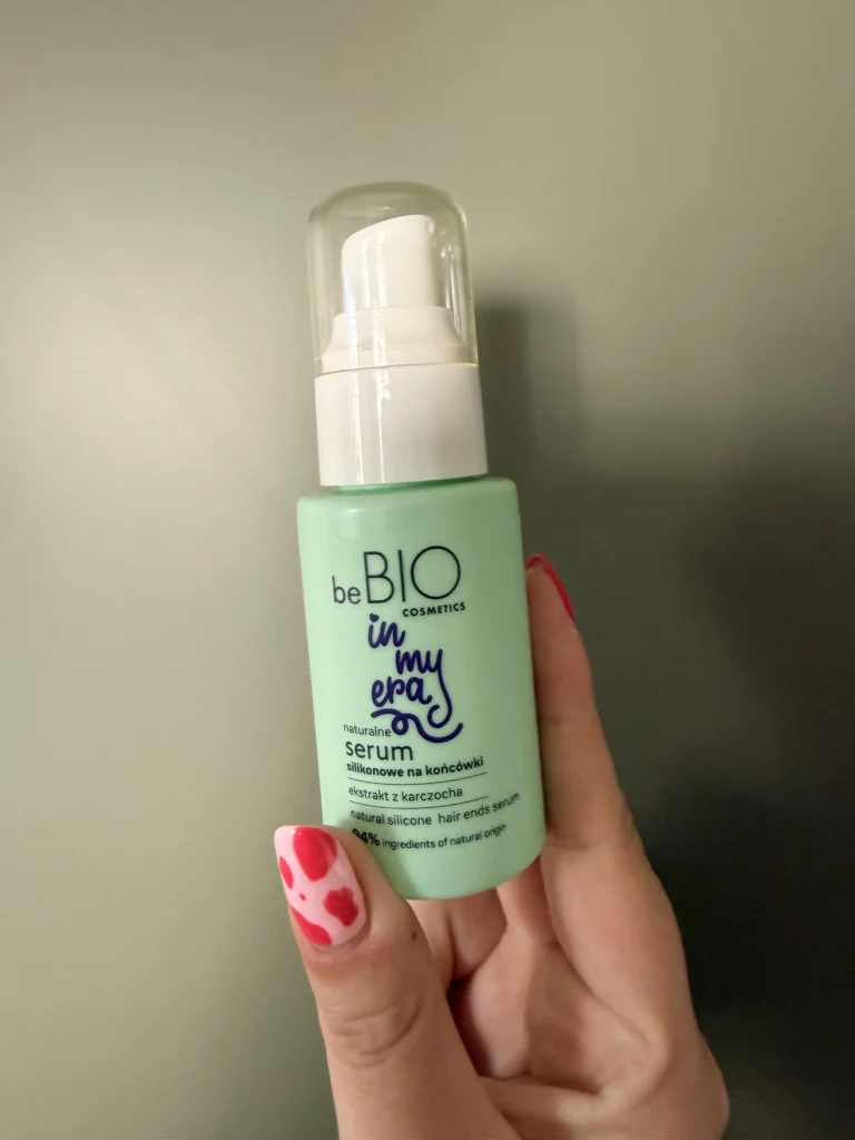 serum beBIO In My Era na końcówki trzymane w kobiecej dłoni