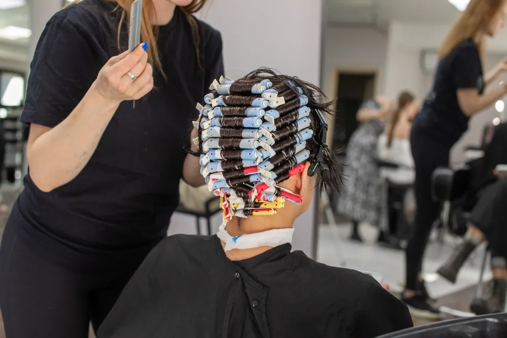 Stylistka w trakcie wykonywania ondulacji włosów