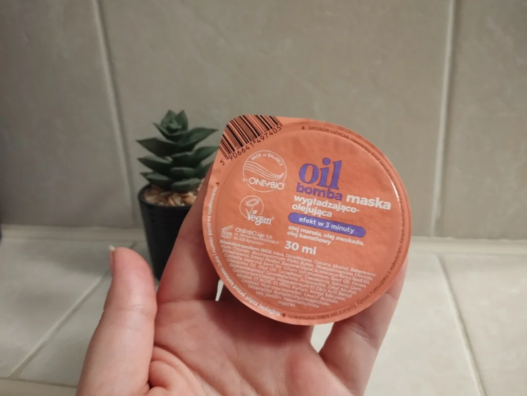 Hair in Balance by ONLYBIO Oil bomba maska wygładzająco-olejująca trzymana w kobiecej dłoni