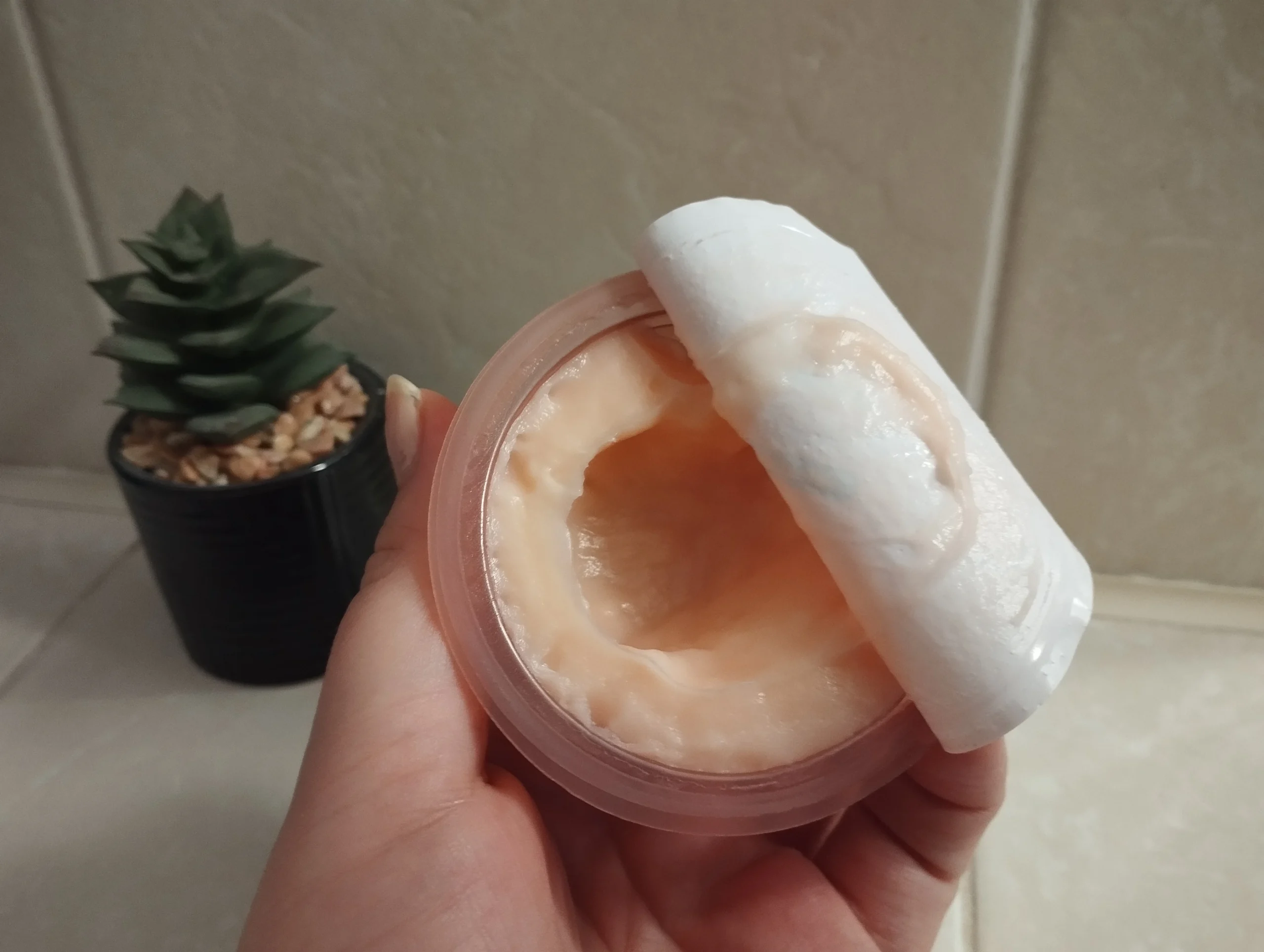 Hair in Balance by ONLYBIO Oil bomba maska wygładzająco-olejująca - konsystencja i otwarte opakowanie