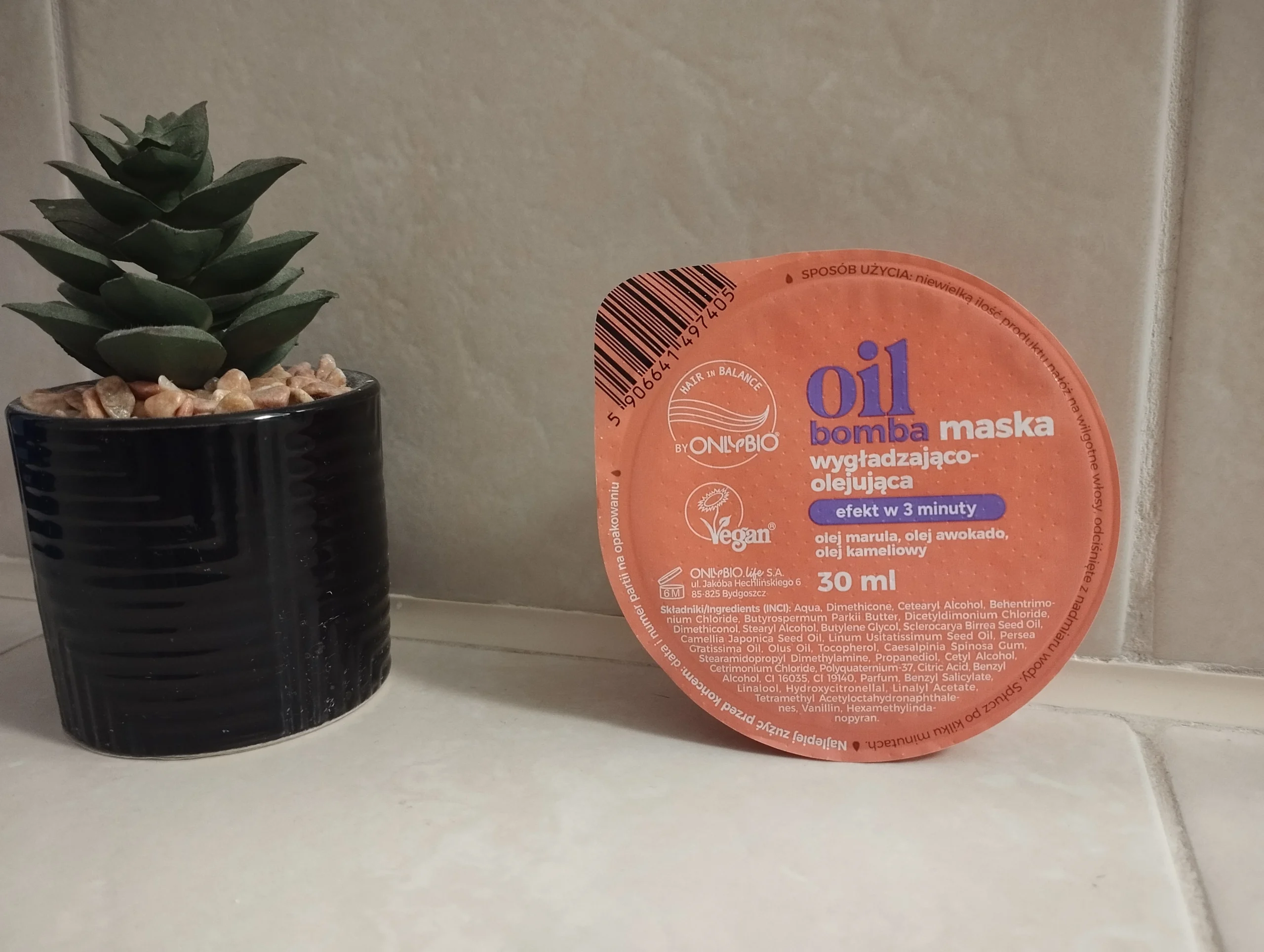 Hair in Balance by ONLYBIO Oil bomba maska wygładzająco-olejująca w łązience, obok kwiatek